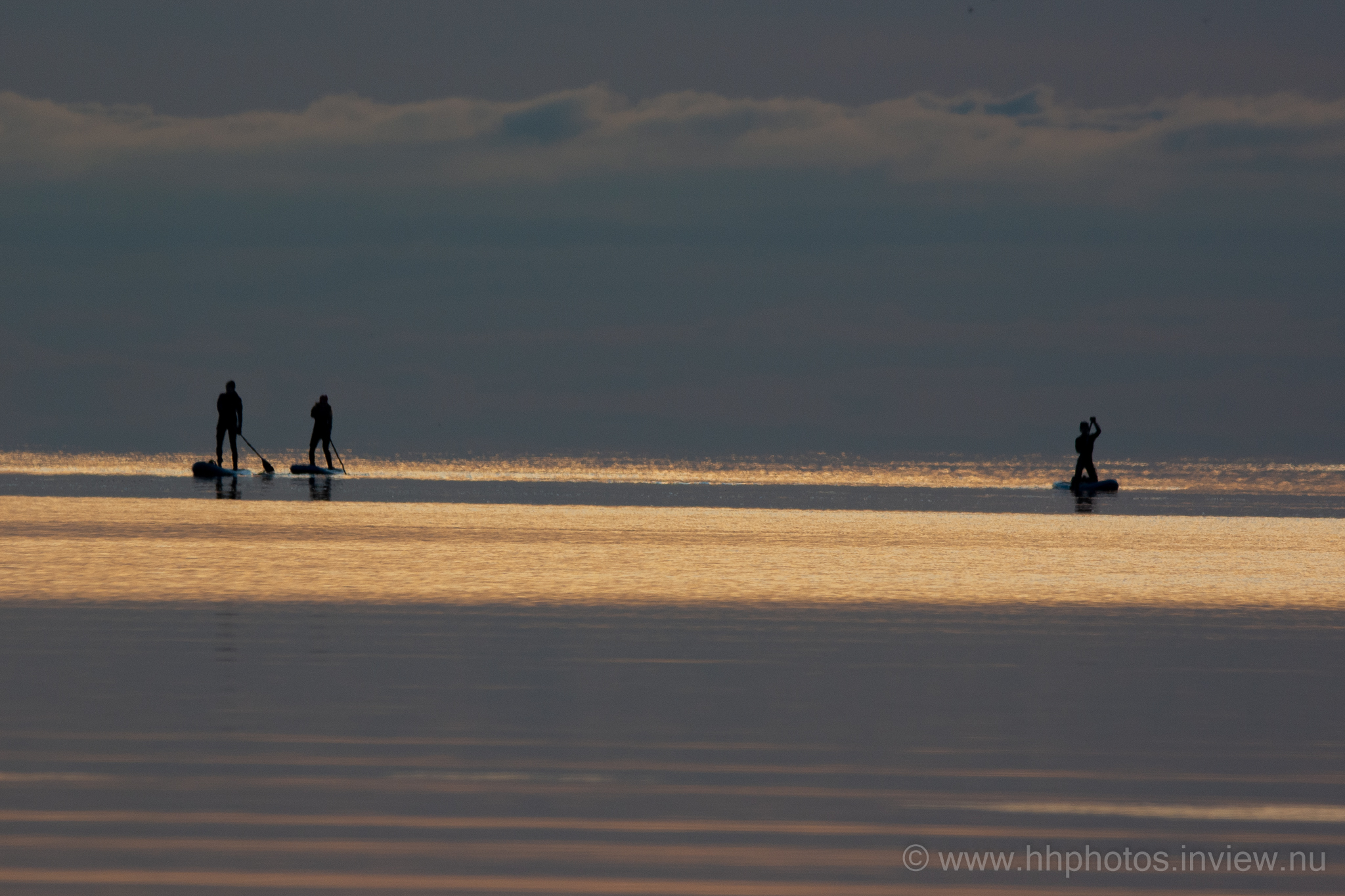 Paddelbrädåkare kommer in från havet i Askimsviken / Paddel surfers arriving from the sea at Askim Bay